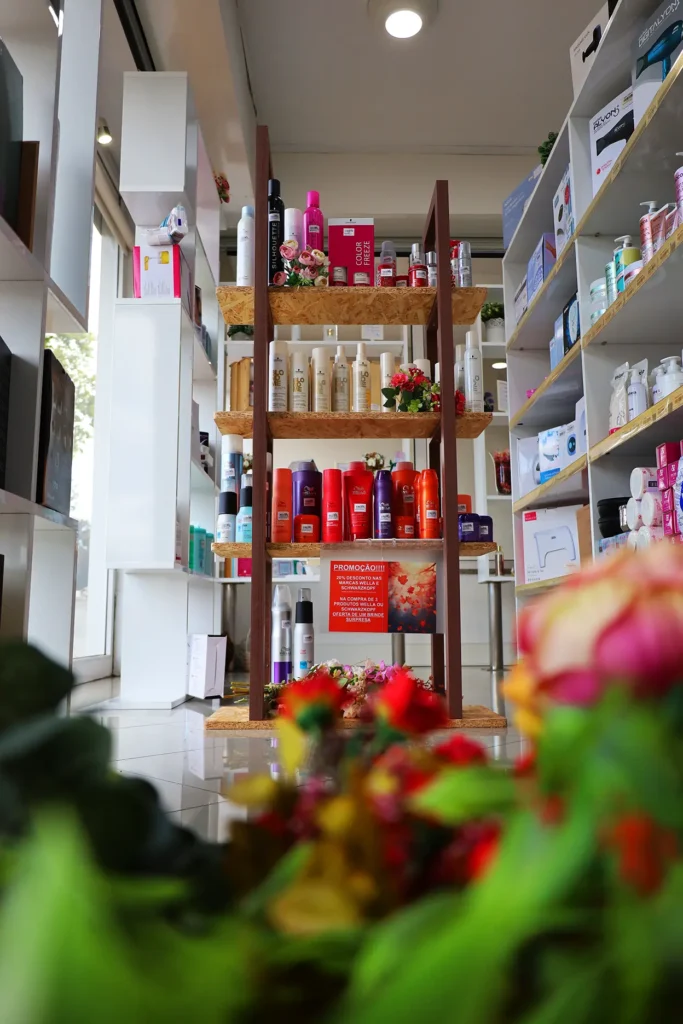 Prateleiras com produtos de cabeleireiro