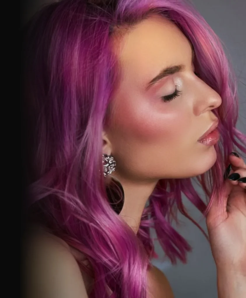 Modelo de cabelo violeta, de perfil