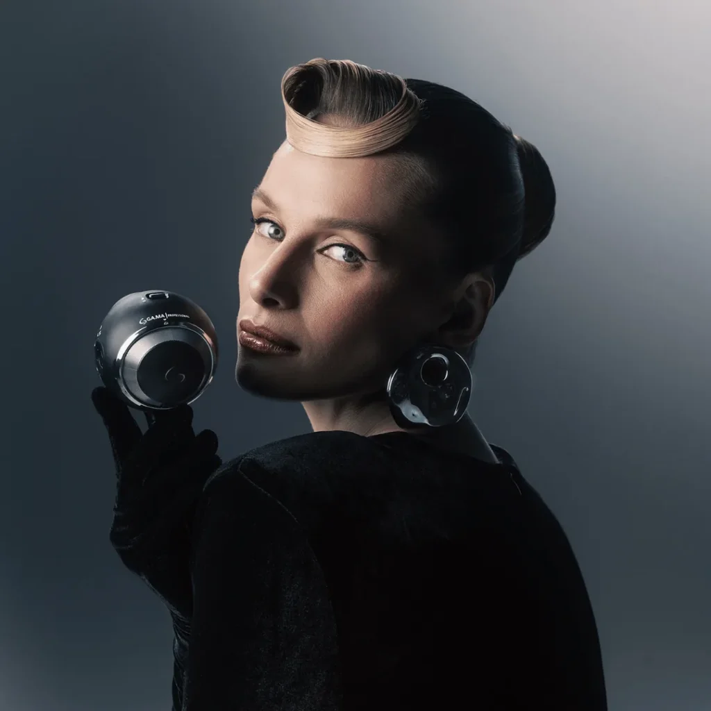 Modelo de penteado alto segura o secador iQ Sfera