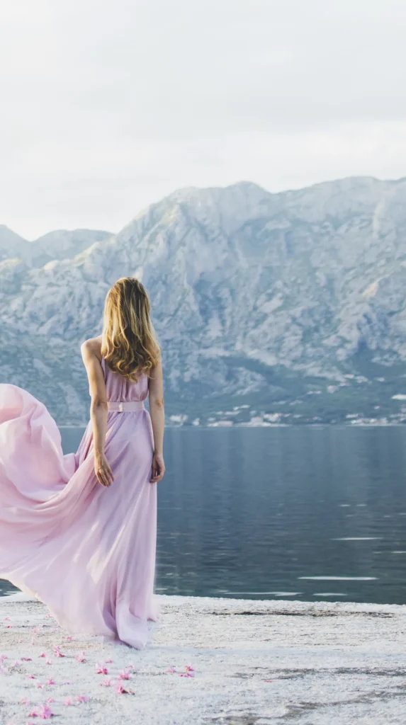Modelo de vestido rosa à beira de um lago
