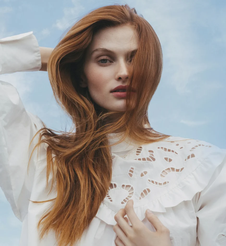 Modelo de cabelo ruivo com blusa branca